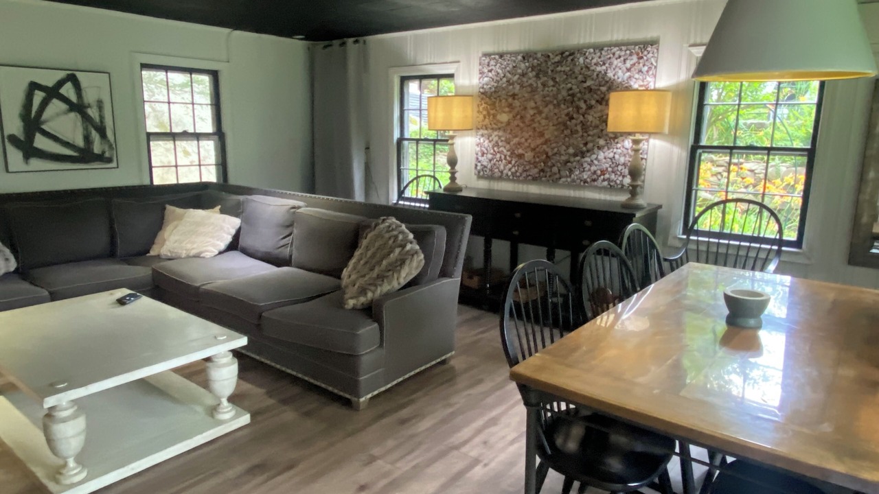 Photo of Livingroom in Scotts Corners