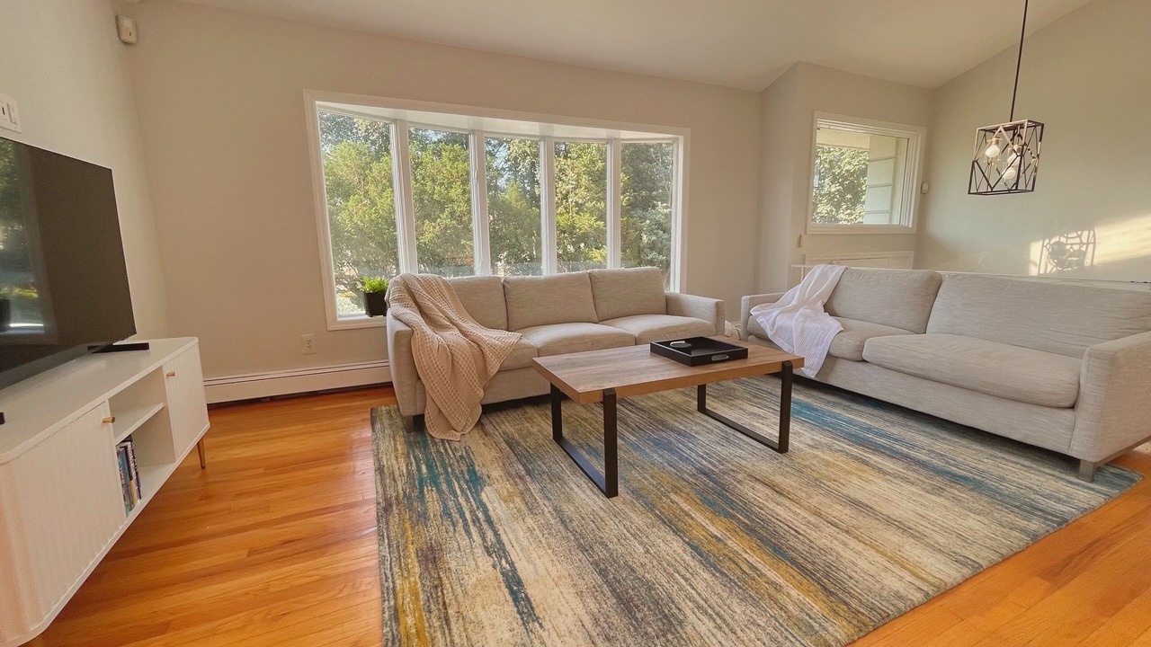 Photo of Livingroom in East Meadow
