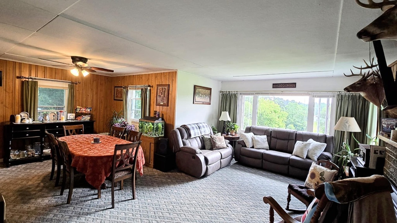 Photo of Livingroom in Cayuga
