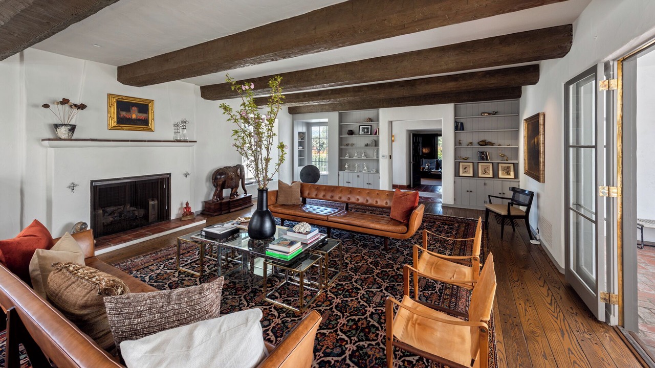 Photo of Livingroom in Greater Wilshire - Hancock Park