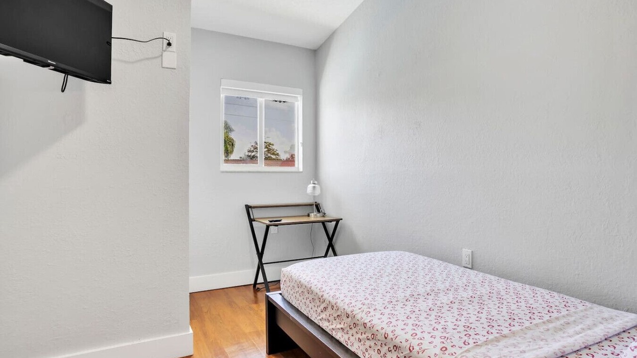 Photo of Bedroom in North Central Hollywood