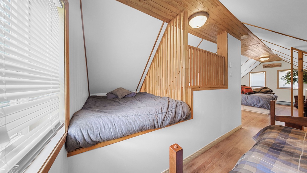 Photo of Bedroom in Adstock