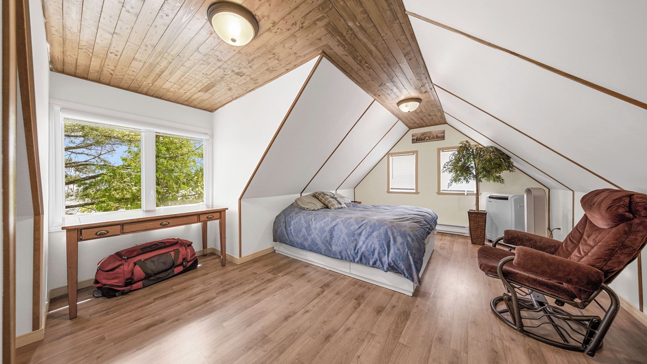 Photo of Bedroom in Adstock