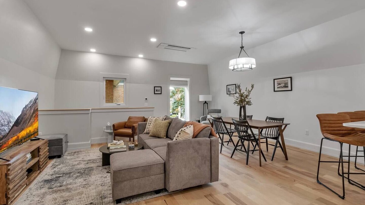 Photo of Bedroom in Front Park