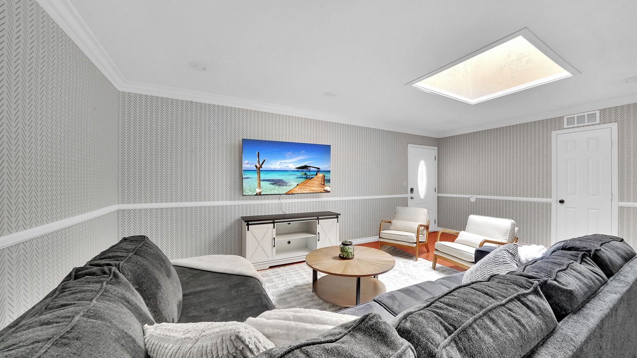Photo of Livingroom in Midway City