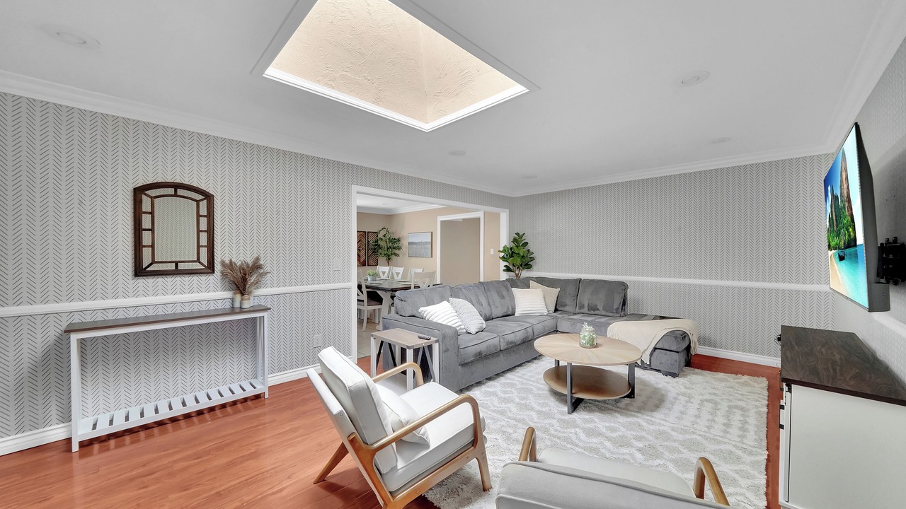 Photo of Livingroom in Midway City