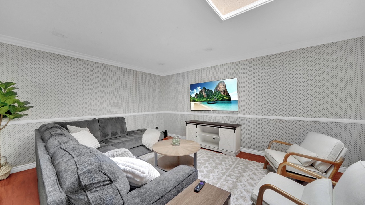 Photo of Livingroom in Midway City