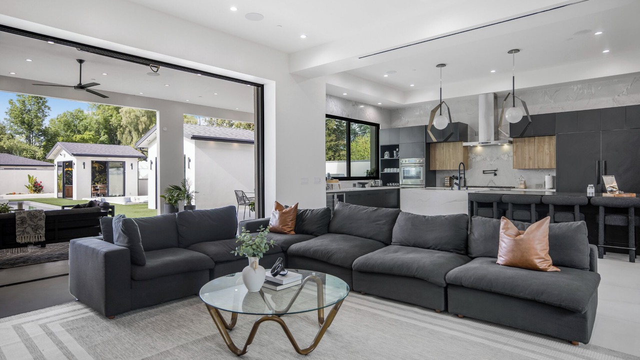 Photo of Livingroom in Woodland Hills