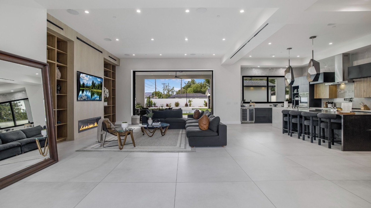 Photo of Livingroom in Woodland Hills