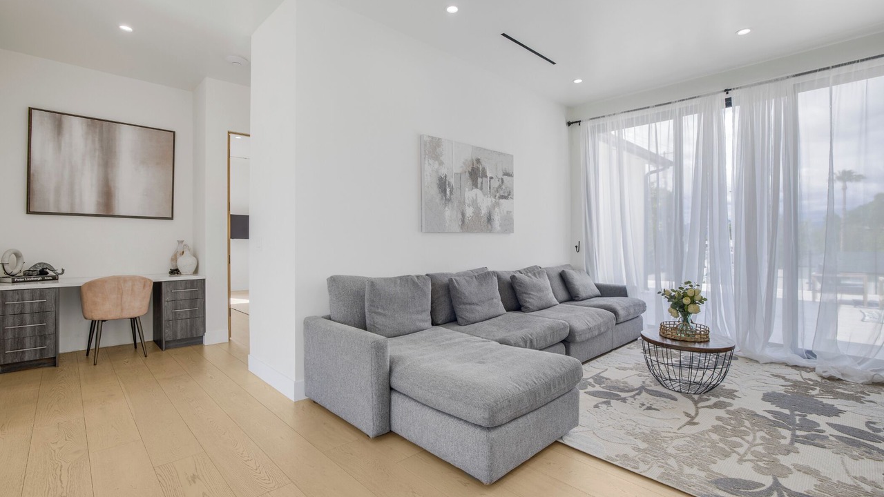 Photo of Livingroom in Woodland Hills