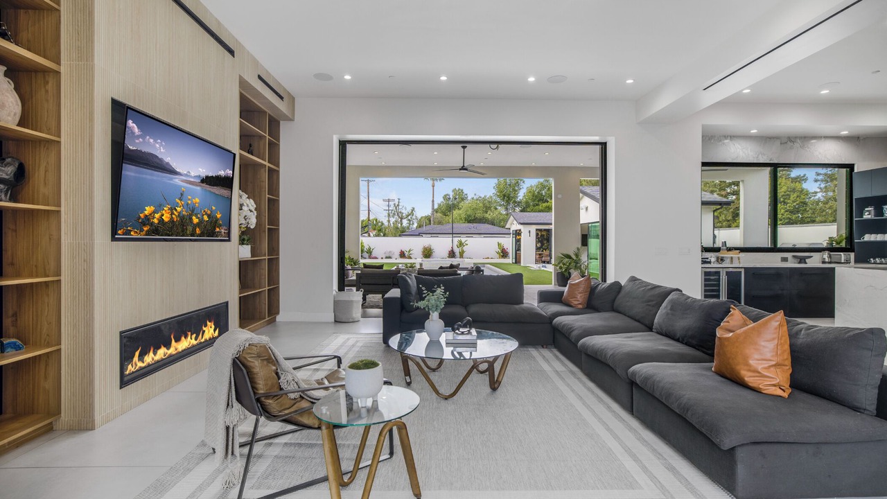 Photo of Livingroom in Woodland Hills