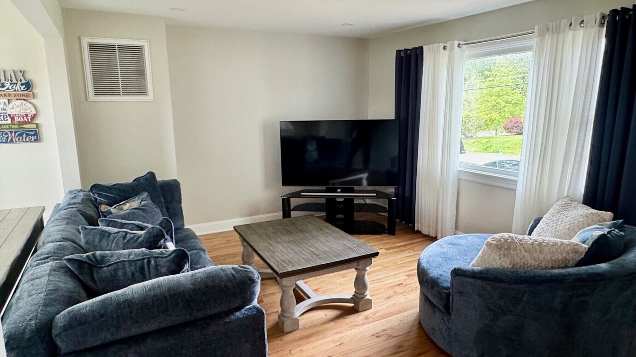 Photo of Livingroom in Middle Hope