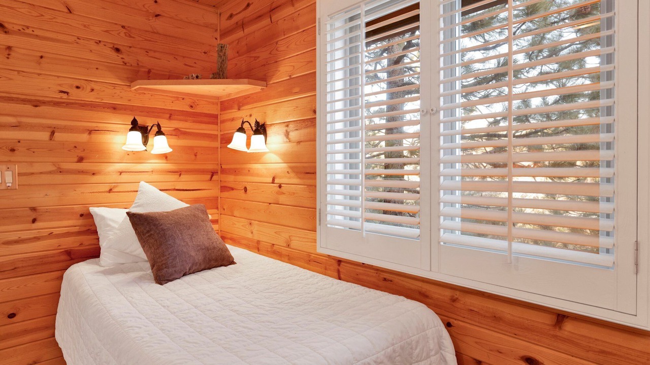Photo of Bedroom in Fawnskin