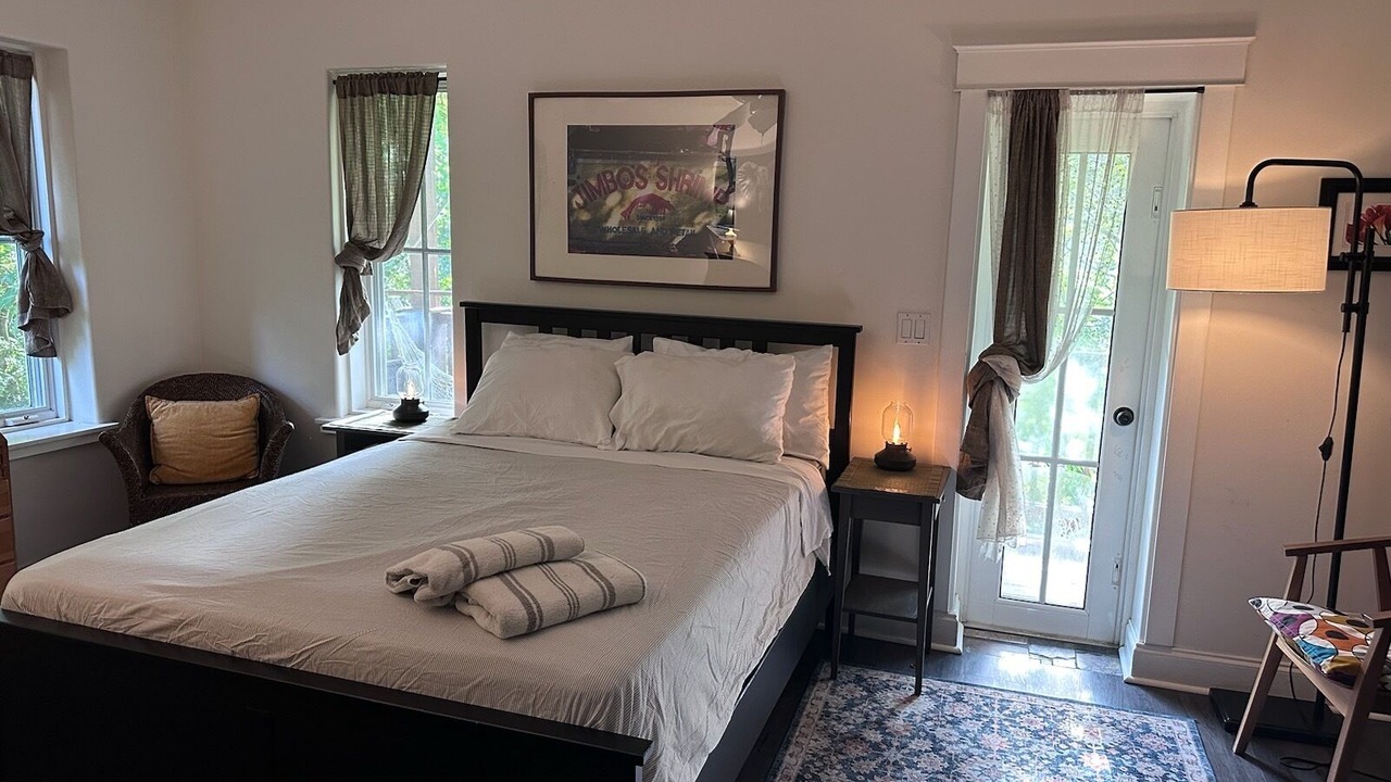 Photo of Bedroom in Ludlam