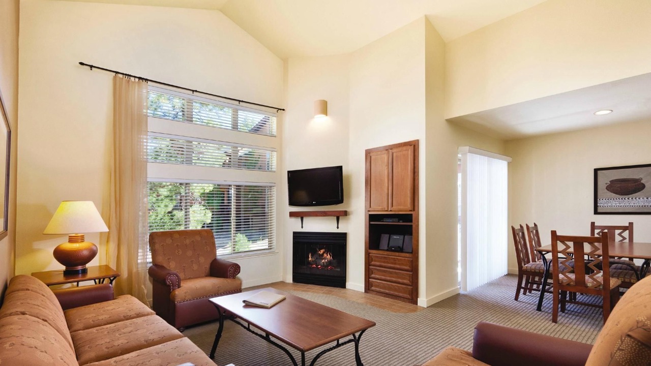 Photo of Livingroom in Round Hill Village