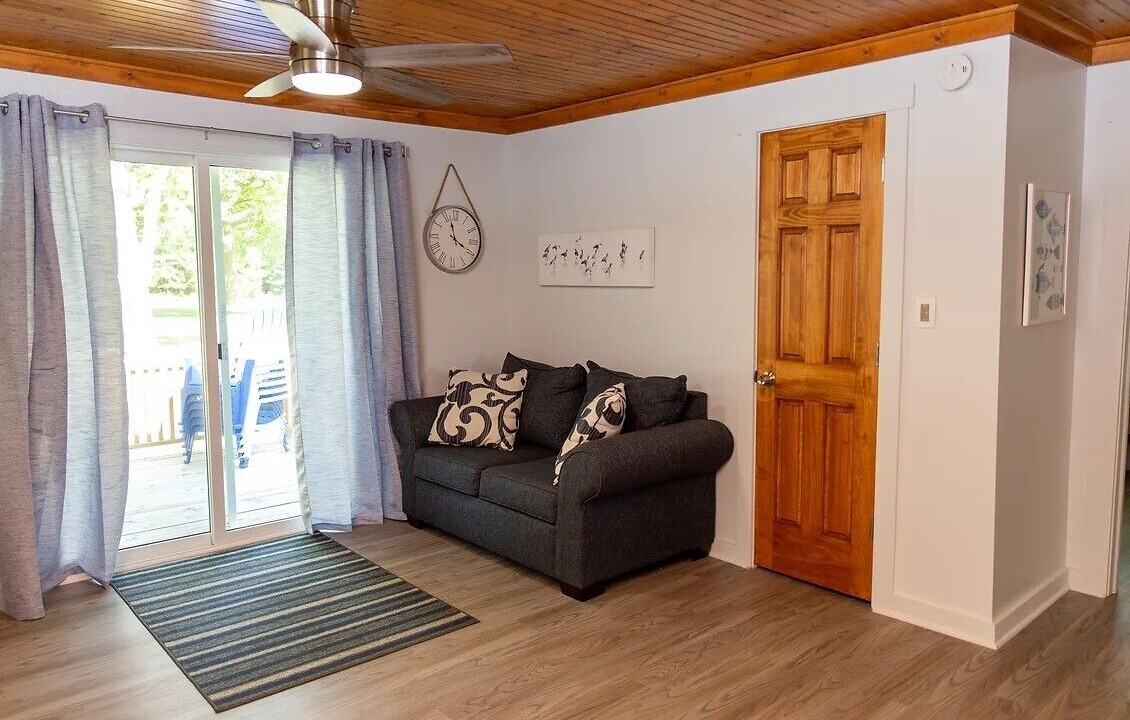Photo of Livingroom in Madison-on-the-Lake