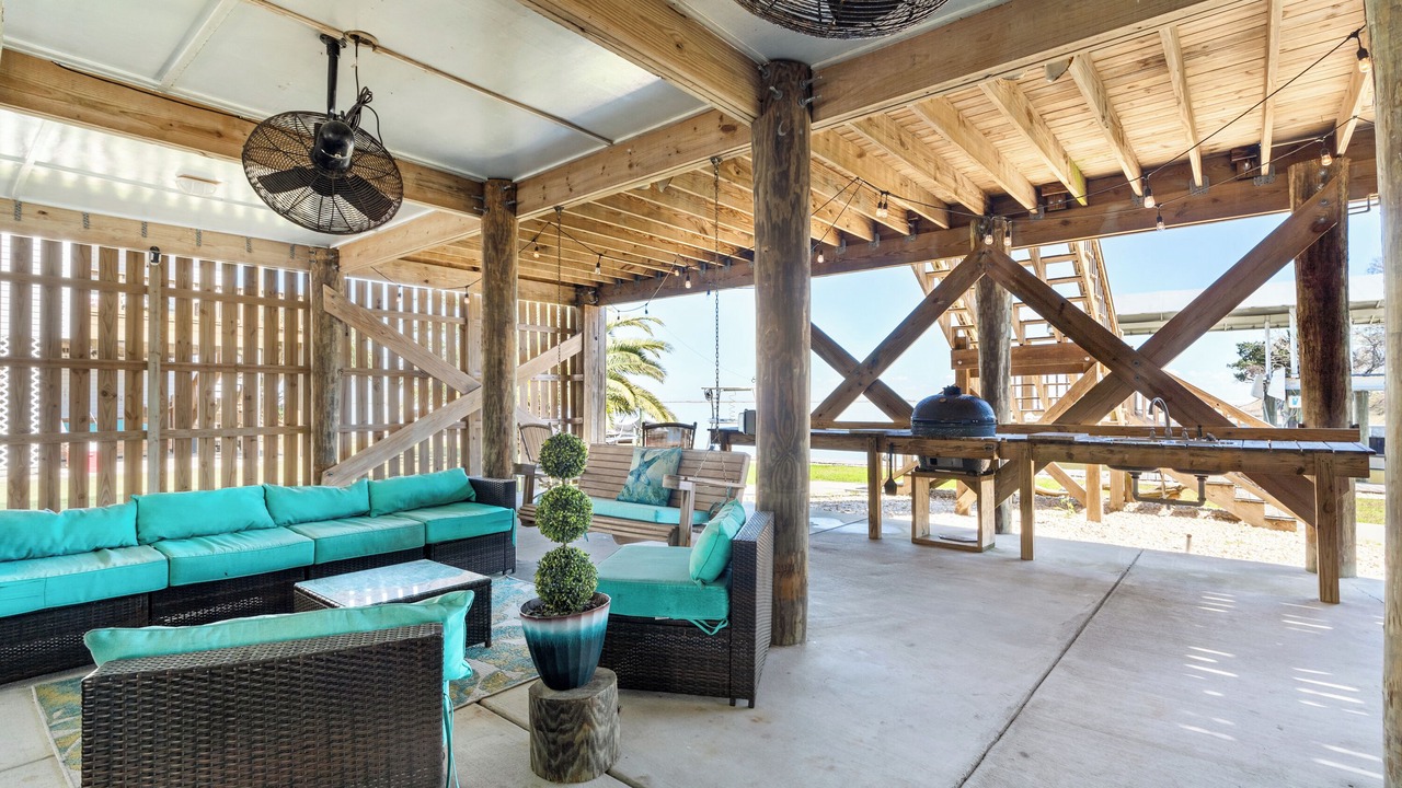 Photo of Patio Balcony in Pass Chateau Harbor