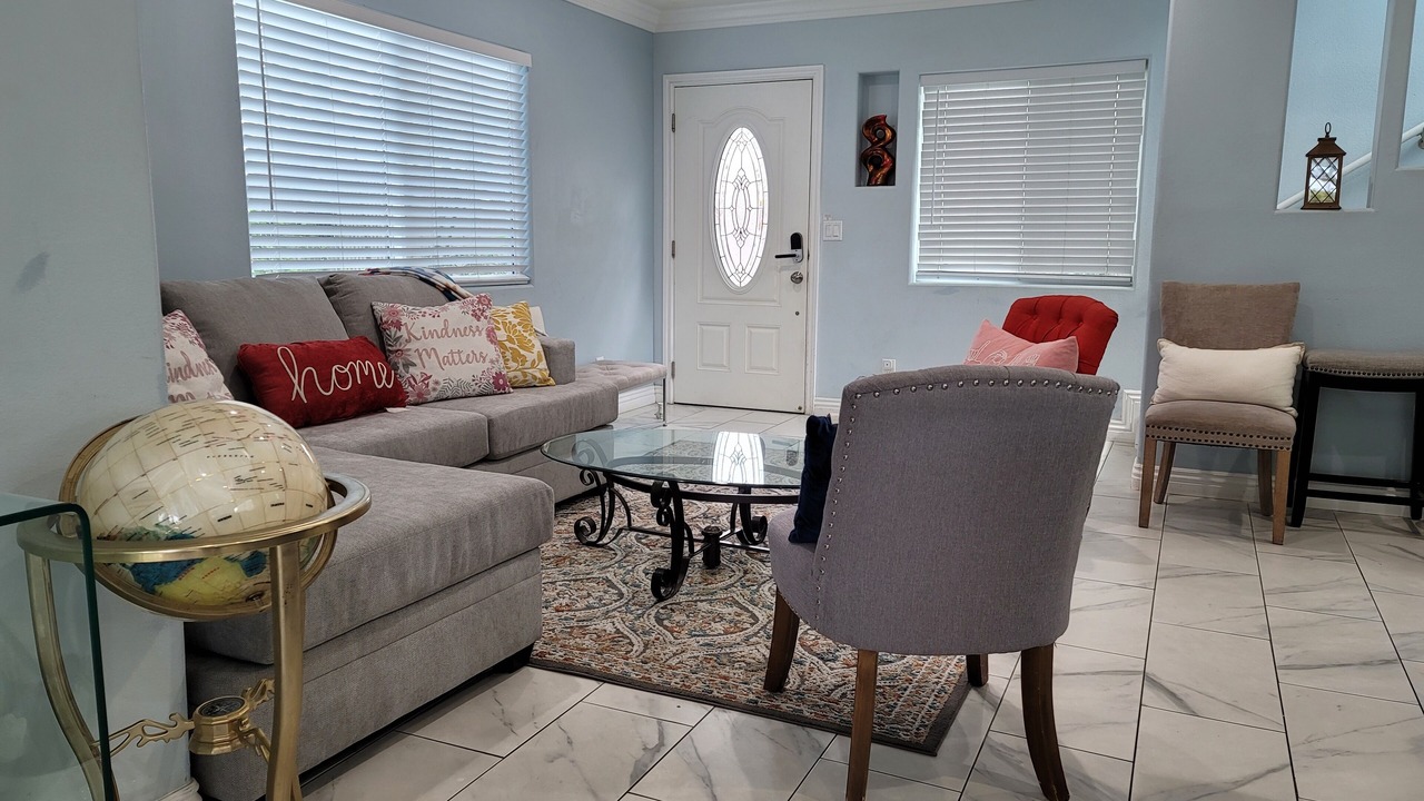 Photo of Livingroom in Midway City