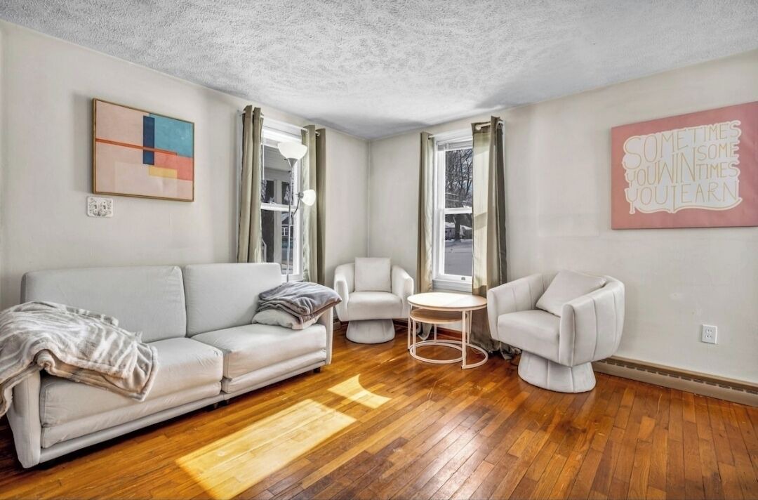 Photo of Livingroom in George Haywood's Lakefront