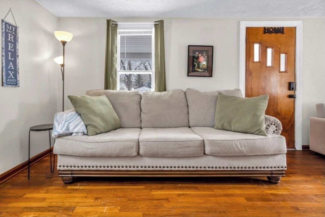 Photo of Livingroom in George Haywood's Lakefront