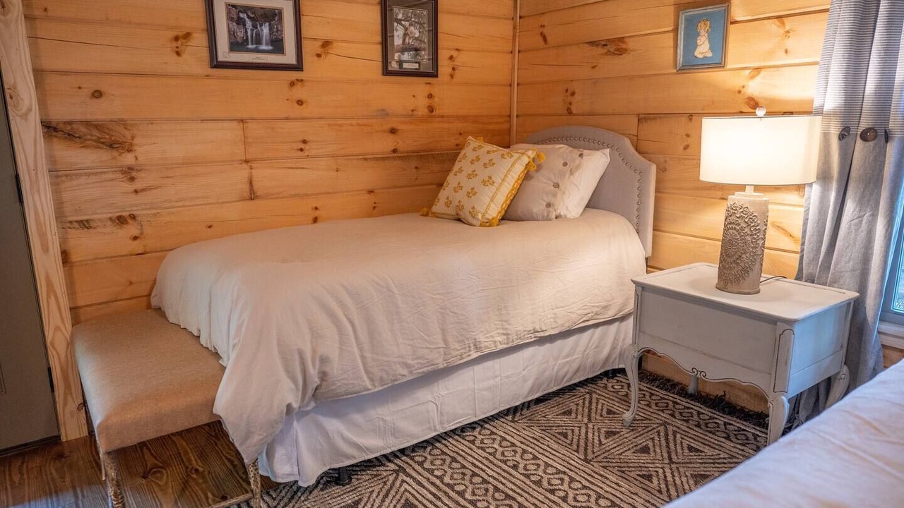 Photo of Bedroom in Talladega