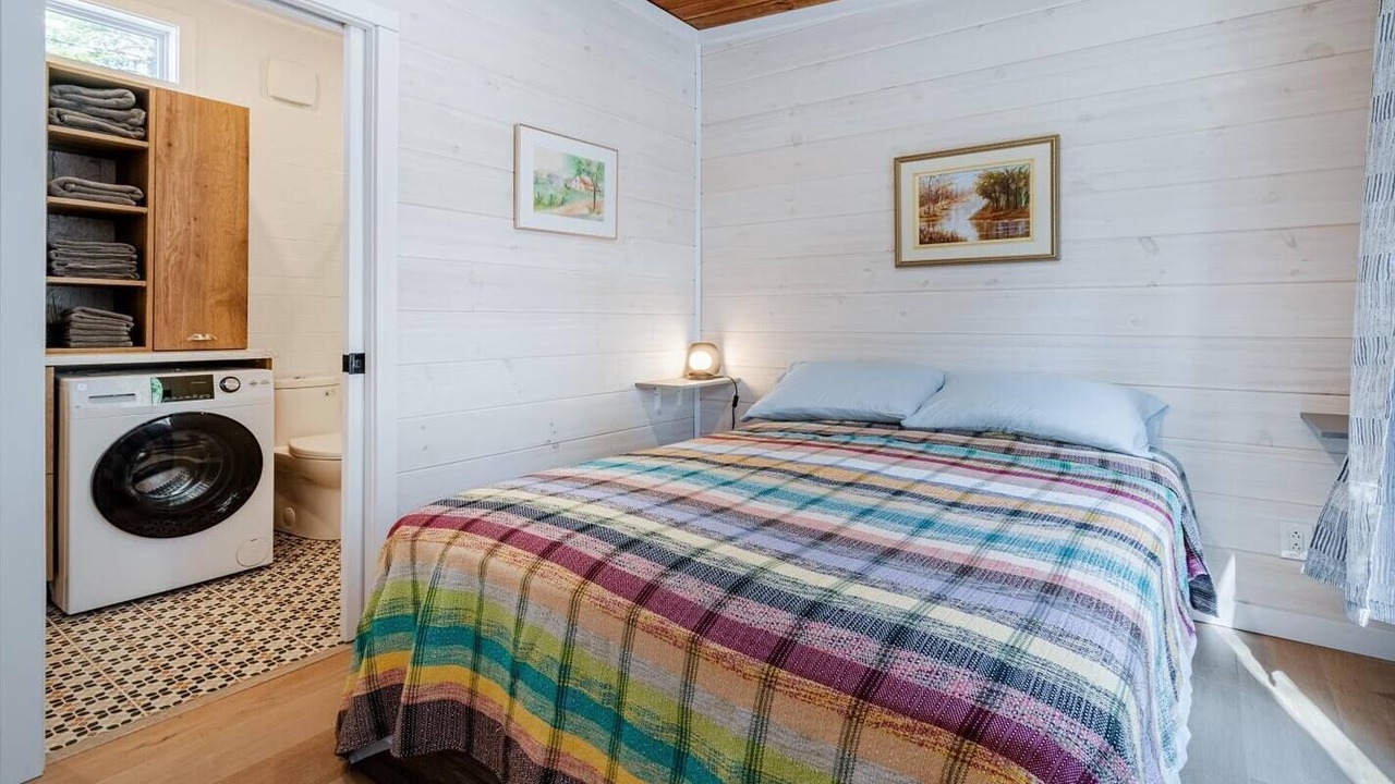 Photo of Bedroom in Adstock
