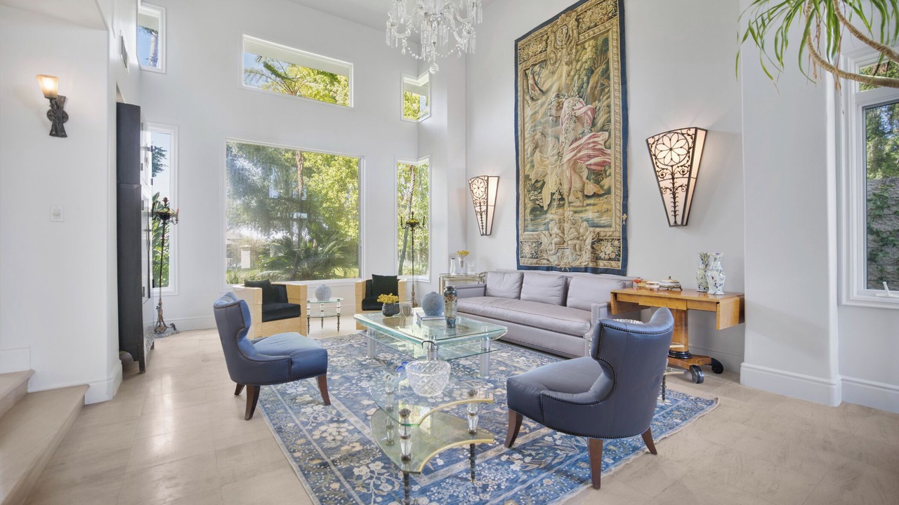 Photo of Livingroom in Tarzana