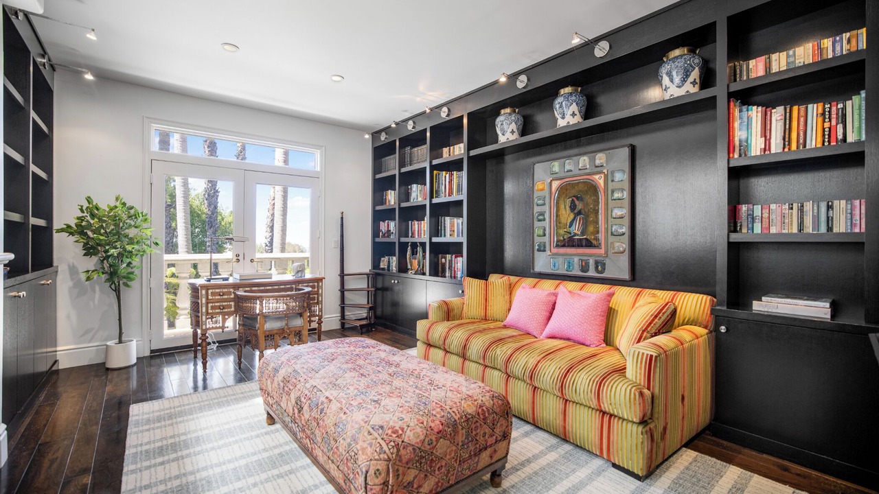 Photo of Livingroom in Tarzana