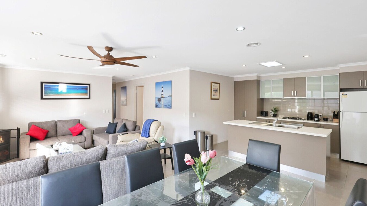 Photo of Livingroom in Indented Head
