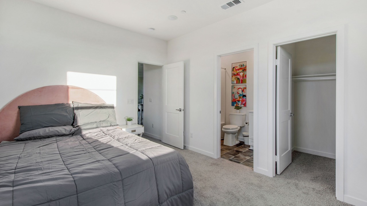 Photo of Bedroom in Lake Forest