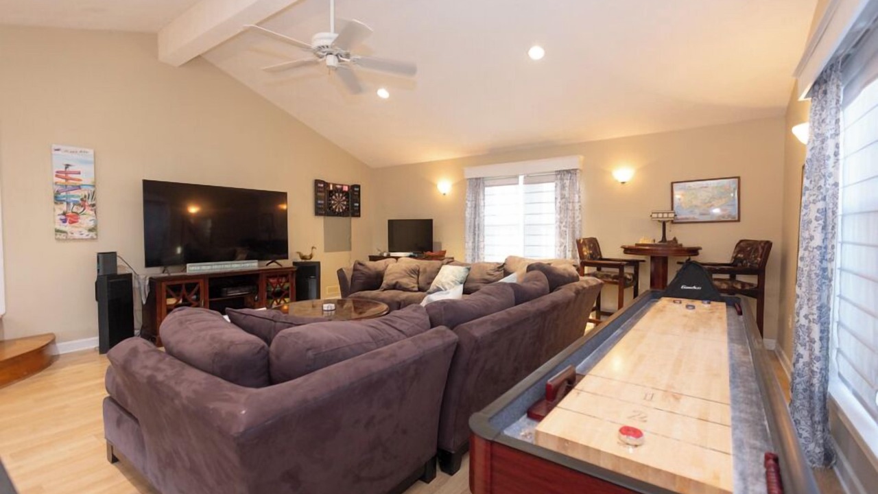 Photo of Livingroom in Town Bank