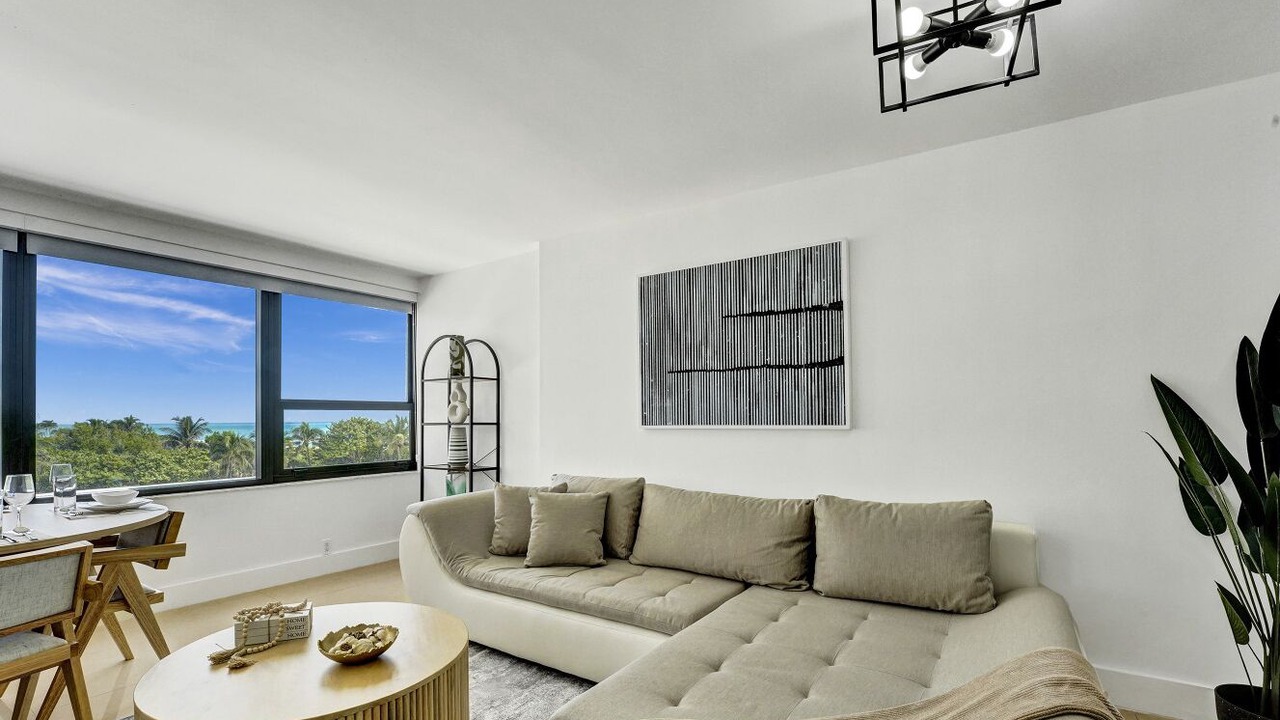 Photo of Livingroom in Mid Beach