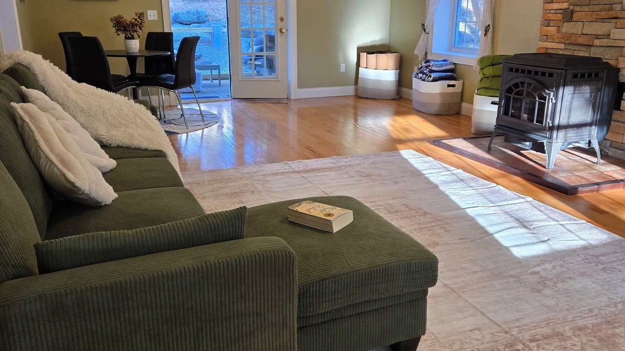 Photo of Livingroom in Town of Lloyd