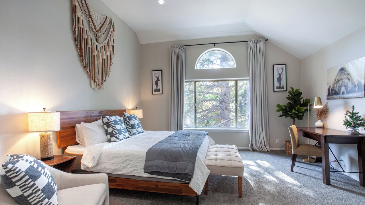 Photo of Bedroom in Running Springs
