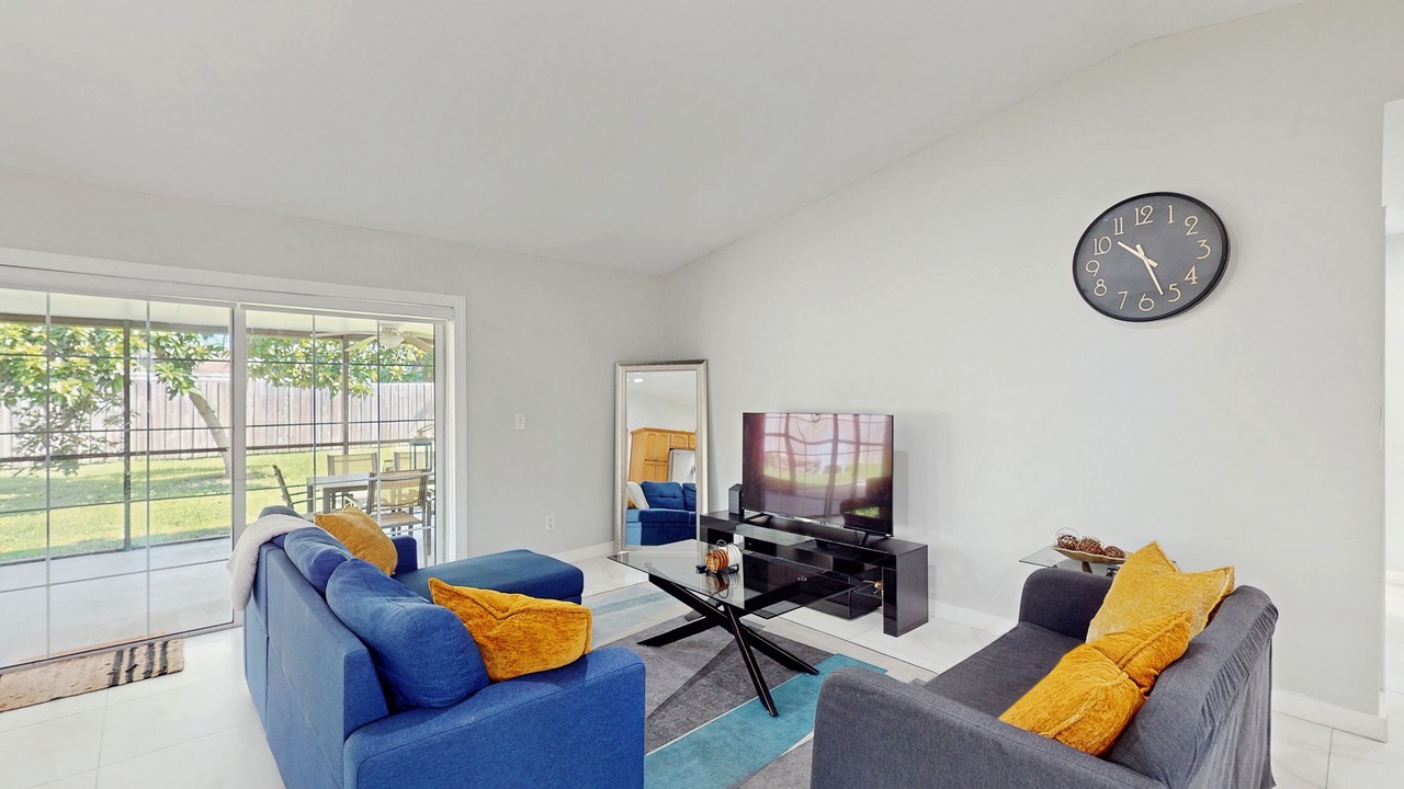 Photo of Livingroom in Lauderhill