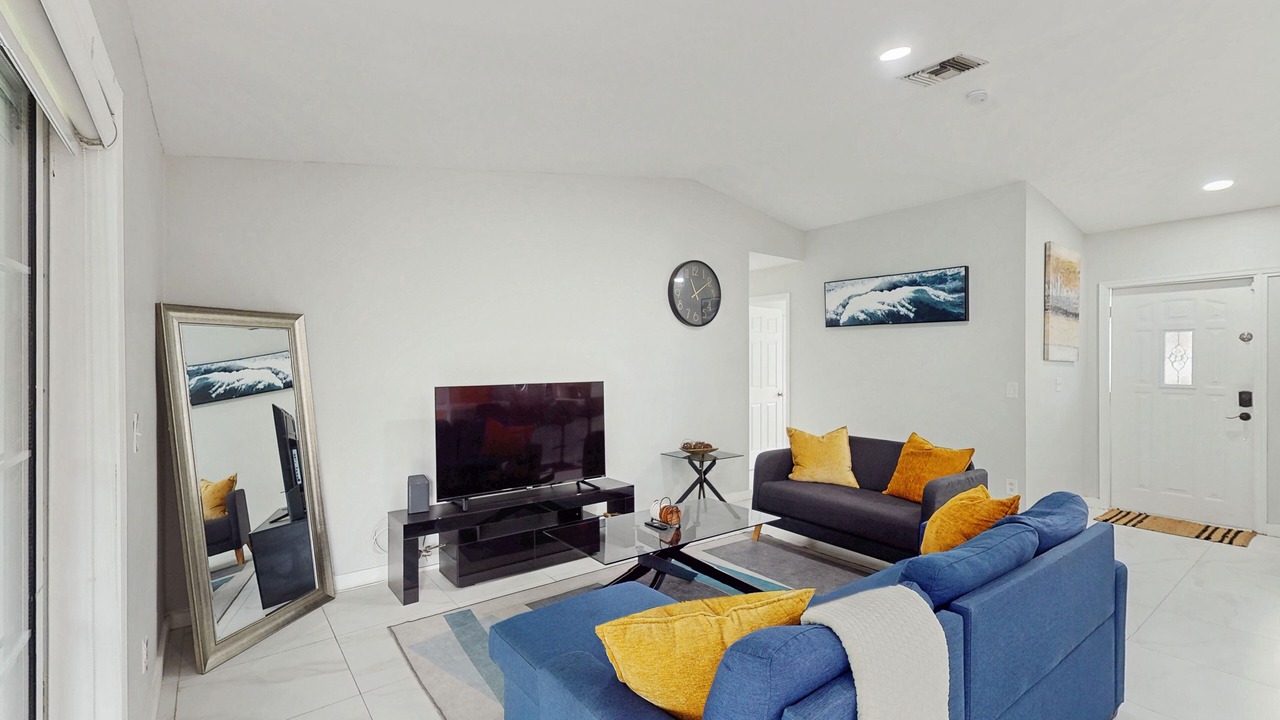 Photo of Livingroom in Lauderhill