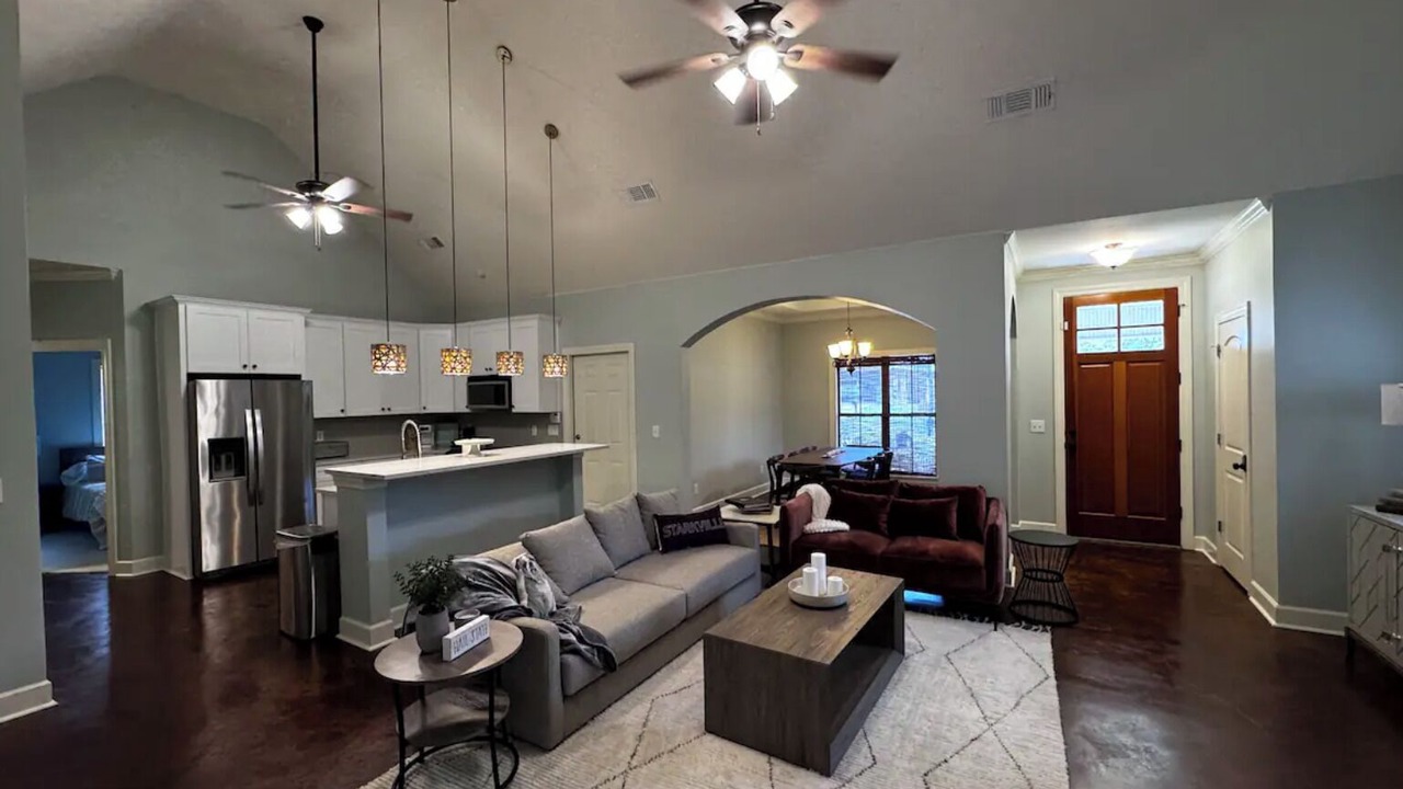 Photo of Livingroom in Starkville