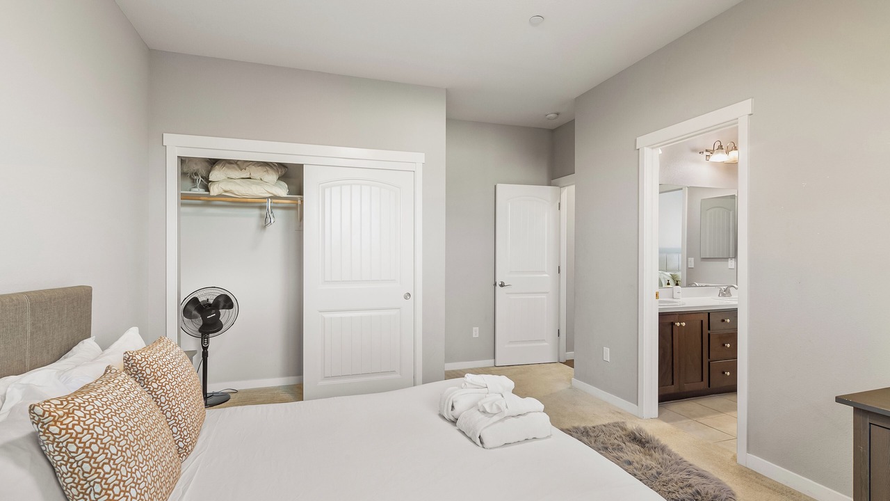 Photo of Bedroom in Lake Area