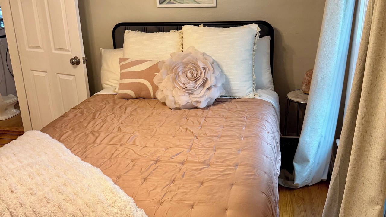 Photo of Bedroom in Skaneateles Historic District
