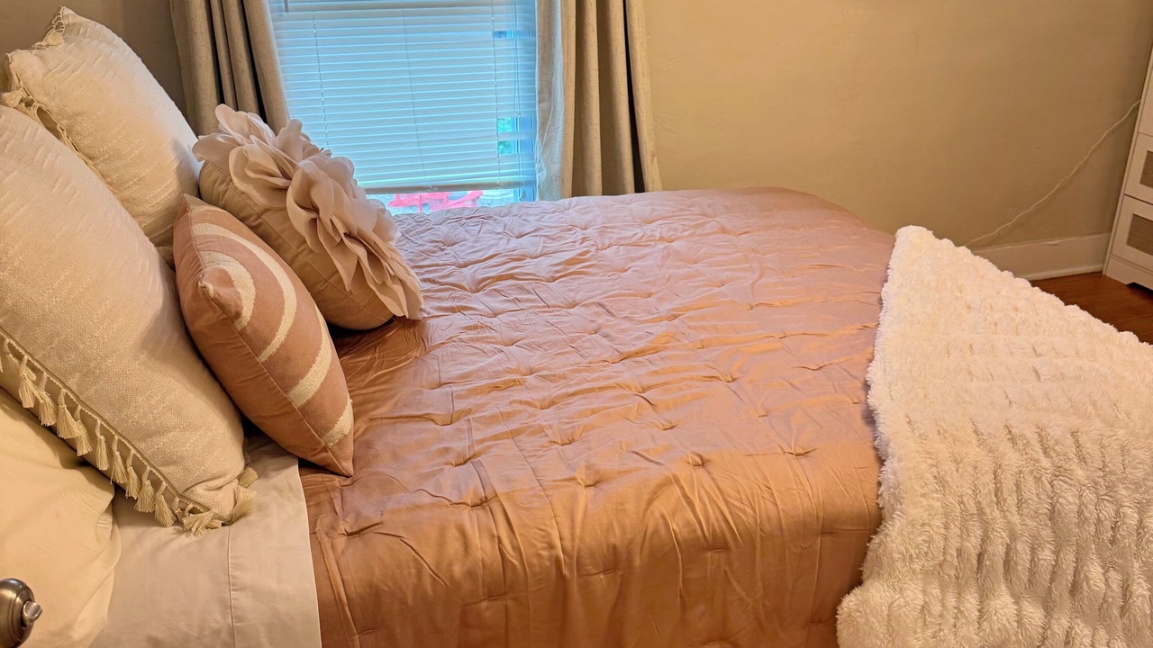 Photo of Bedroom in Skaneateles Historic District