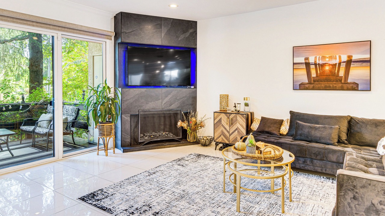 Photo of Livingroom in Warner Center