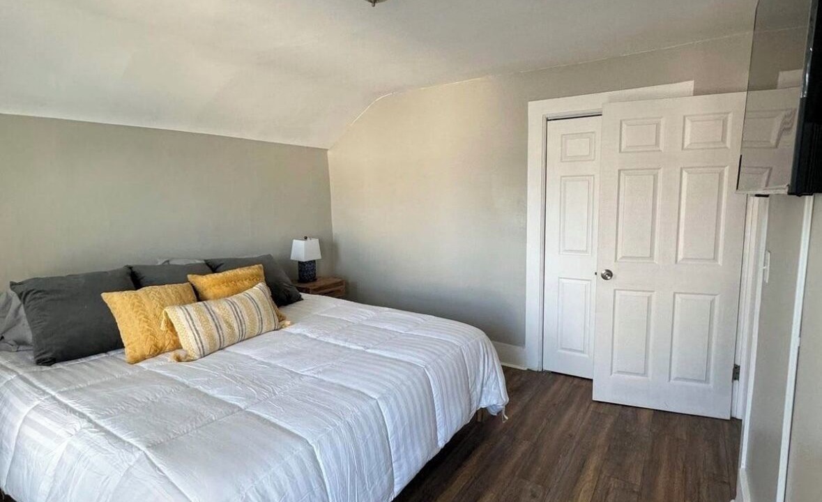Photo of Bedroom in Front Park