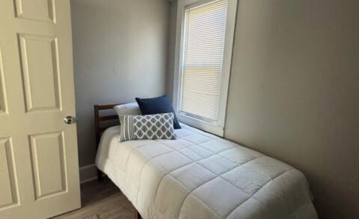 Photo of Bedroom in Front Park