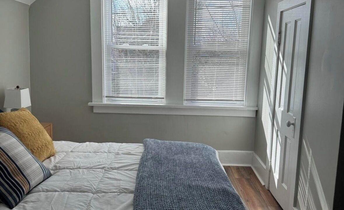 Photo of Bedroom in Front Park