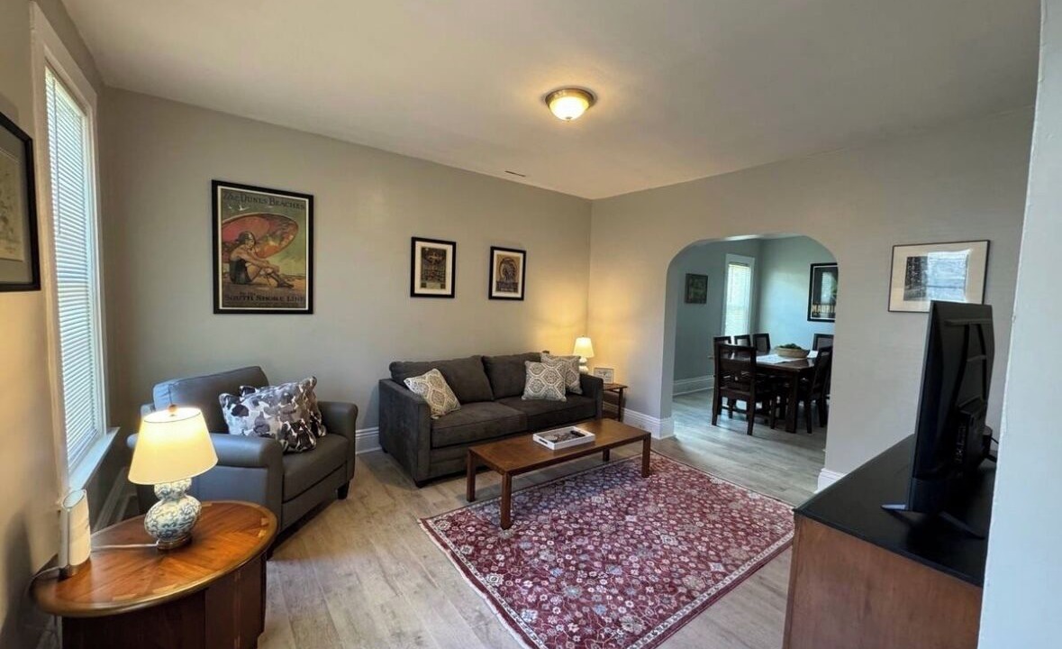Photo of Livingroom in Front Park