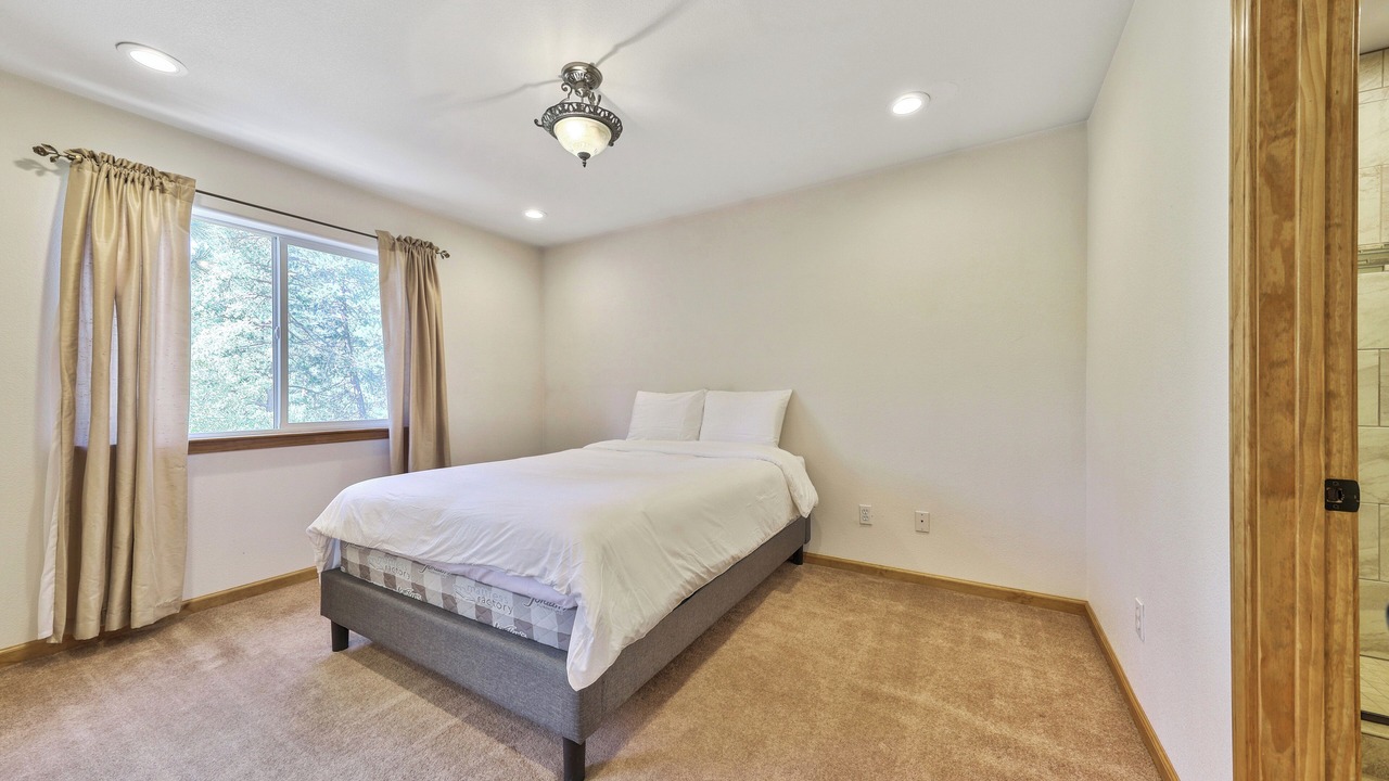 Photo of Bedroom in Country Club Estates