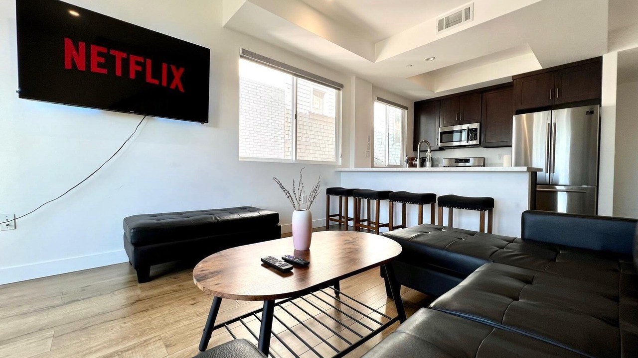 Photo of Livingroom in Pico-Union
