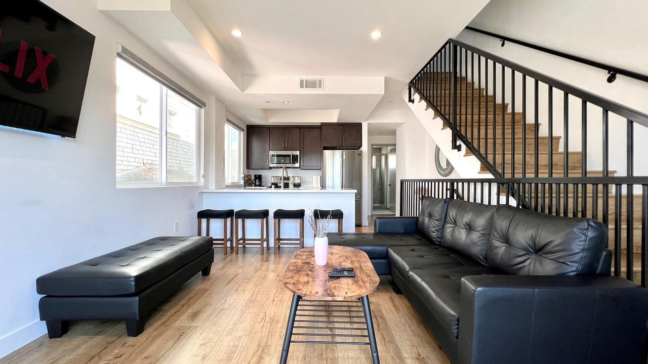 Photo of Livingroom in Pico-Union
