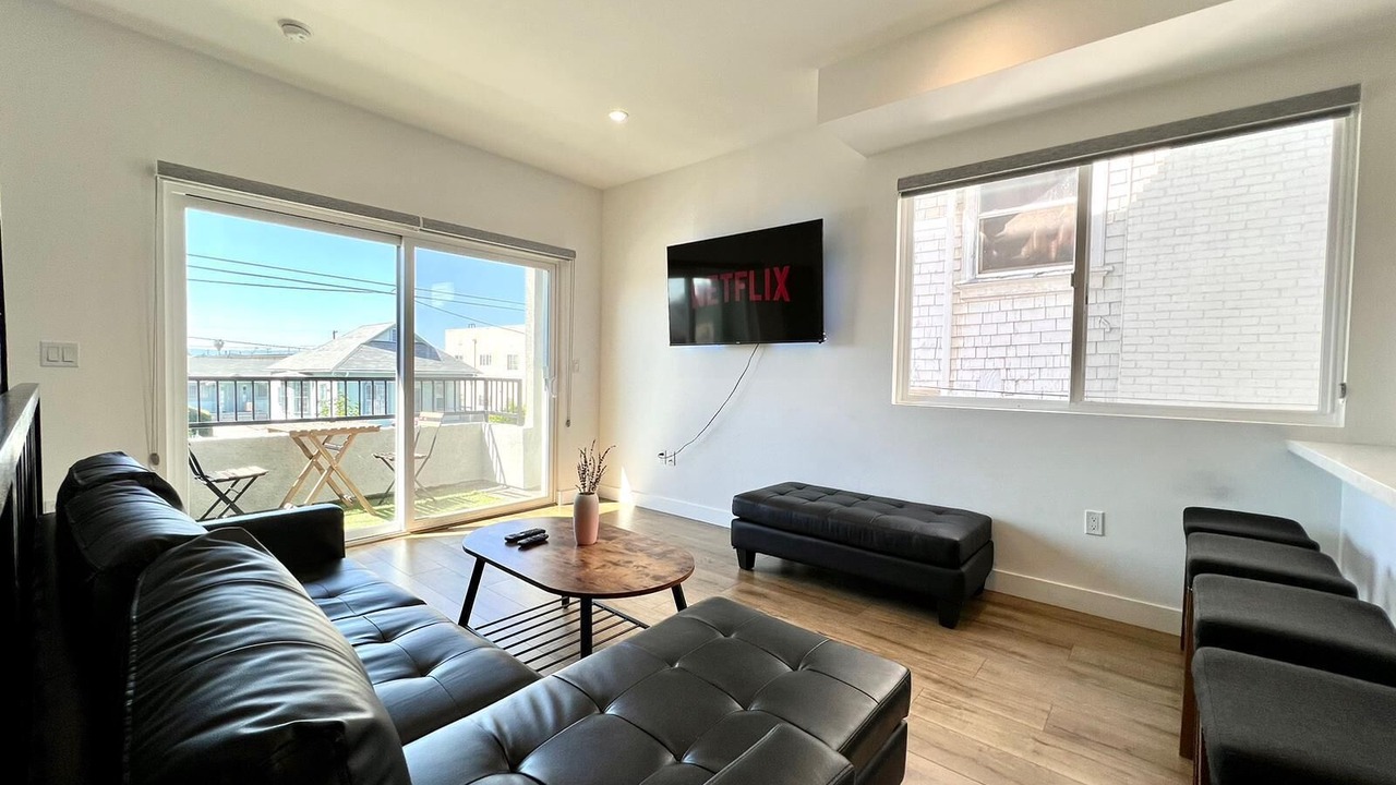 Photo of Livingroom in Pico-Union