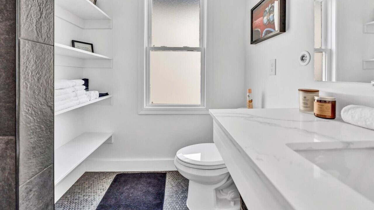Photo of Bathroom in Lakeview